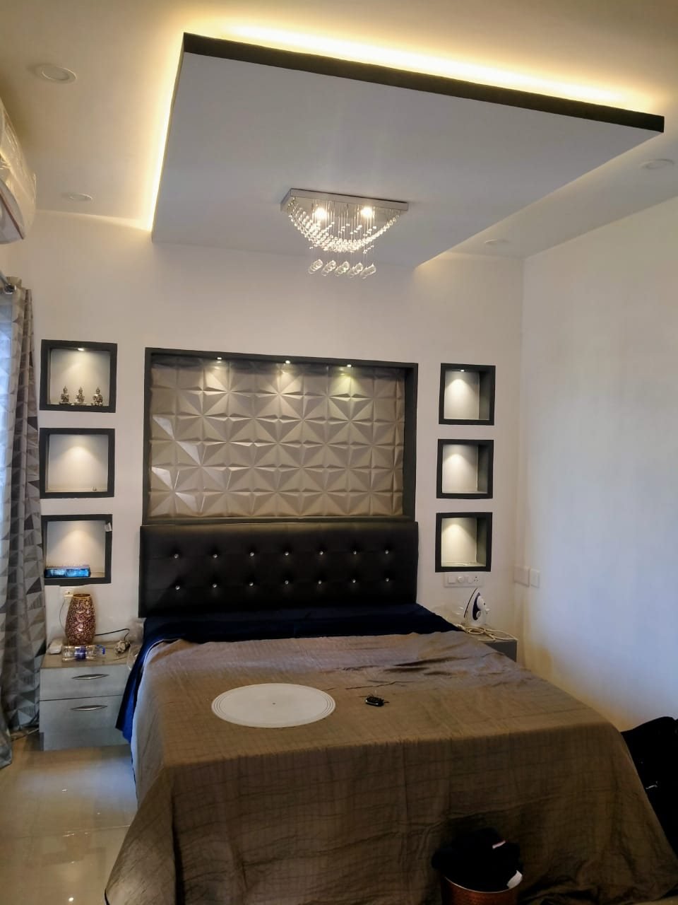 Bedroom with false ceiling and 3D wall panelling